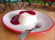 Petits flans au lait concentré et au coulis de fruits rouges sans oeufs, sans gluten