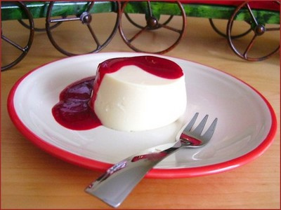 Petits flans au lait concentré et au coulis de fruits rouges sans œufs, sans gluten