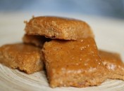 Carrés fondants aux amandes et à la fleur d’oranger sans oeufs, sans gluten