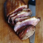 Magret de canard sur planche en bois