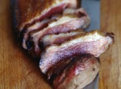 Magret de canard sur planche en bois Magret de canard, riz sauvage et purée de pommes fruits