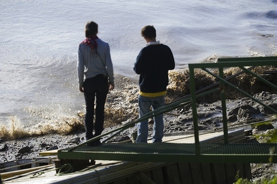 La vague du mascaret sur la Garonne à Langoiran en Gironde ©SMEAG