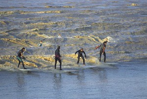 Surfeurs sur le mascaret