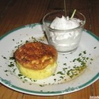 Petits flans d'asperge au curry et chantilly aux herbes