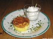 Petits flans d’asperges au curry et chantilly aux herbes