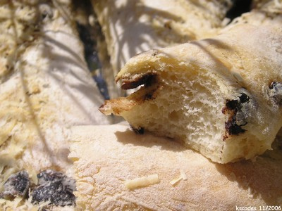 Fougasse à l'origan et aux olives - Gros plan Fougasse à lorigan et aux olives Gros plan Fougasse à lorigan, aux olives et au parmesan