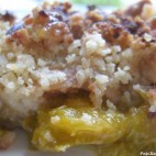 Crumble de prunes aux cacahuètes et au piment de Cayenne