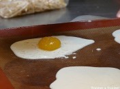Oeufs au plat en cuisine moléculaire Cuisine moléculaire : Oeufs au plat version sucrée au lait de coco et au jus de mangue