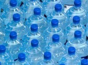 bouteilles d'eau Eau en bouteilles plastiques, le début de la fin ?