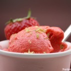 Glace fraise citron vert en gros plan