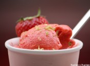 Glace fraise citron vert en gros plan Glace fraises citron vert sans sorbetière