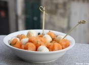 Duo de melon et mozzarella à l'huile d'olive vanillée et au basilic Duo de melon et mozzarella à l’huile d’olive vanillée et au basilic