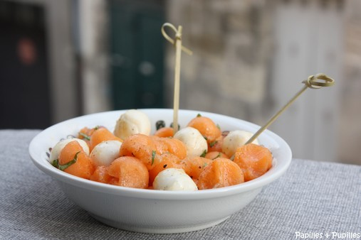 Duo de melon et mozzarella à l'huile d'olive vanillée et au basilic