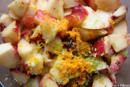 Cobbler aux pêches de Jamie Oliver - Mélange fruits et garniture aromatique