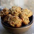 Bouchées jambon fromage parfumées à la sauge - (c) Anne Papilles et Pupilles