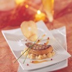 Foie Gras de Canard Poêlé aux pommes, jus d’agrumes au porto Blanc