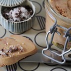 Foie gras au micro-ondes et au grué de cacao, fleur de sel d'Algarve