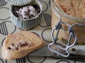 Foie gras au micro-ondes et au grué de cacao, fleur de sel d'Algarve Foie gras au micro-ondes et au grué de cacao, fleur de sel d’Algarve de Sonia Ezgulian