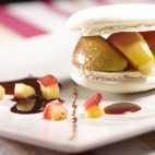 Macaron caramel, pommes Antarès® rôties à la cannelle
