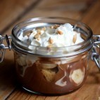 Trifle banane chocolat caramel aux éclats de cacahuètes