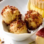Billes de foie gras au magret séché noix et noisettes