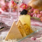 Croustillant de Foie Gras aux noix, gelée de vin jaune et pomme charlotte aux morilles