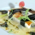 Feuilleté de Sole rôtie aux Huîtres Spéciales de Claire Marennes Oléron pochées, bouillon au curry madras