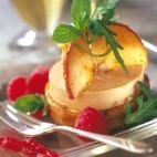 Médaillon de Foie Gras aux pommes sur blinis de blé noir, roquette et menthe fraîche sur vinaigrette framboises