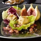 Petites bouchées de foie gras aux figues en coeurs de laitue