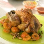 Pintade au four aux abricots et aux noisettes