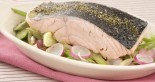 Saumon vapeur sauce thé vert et fondue de poireaux aux raisins