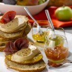Tartine de Foie Gras, pétales de magret et chutneys
