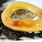 Huîtres Spéciales de Claire Marennes Oléron lutées au caviar d’Aquitaine et sa compote d’oignons doux