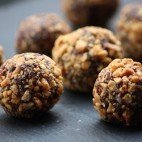 Truffes au chocolat, cacahuètes concassées, piment d'Espelette et fleur de sel