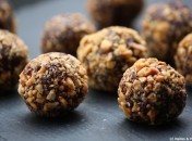 Truffes au chocolat, cacahuètes concassées, piment d'Espelette et fleur de sel Truffes au chocolat enrobées de cacahuètes, piment d’Espelette et fleur de sel