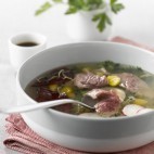Bouillon aux lamelles de viande chevaline, légumes racines
