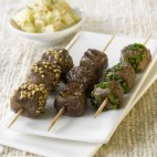 Brochettes teryaki de viande chevaline et salade de pommes de terre crémeuse