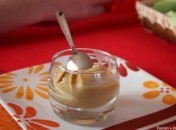Glace caramel au beurre salé dans assiette Glace caramel au beurre salé