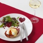 Oeufs Bénédictine, salade de jeunes pousses et betterave