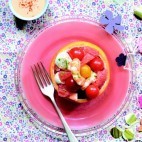 Salade au pamplemousse rose, mozzarella, crevettes et tomates cerise