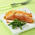 Saumon de Norvège laqué au caramel à l'orange, haricots verts aux noisettes