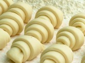 Reportage chez un boulanger : Comment fait-on les croissants, pains au chocolat etc.