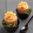 Pommes de terre comme un oeuf coque au tartare de saumon