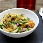 Salade d'avocat aux agrumes et à l'oignon rouge