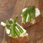 Tartines d'asperges vertes