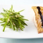 Dos de saumon laqué au miel de soja et pois gourmands croquants au gingembre