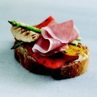 Bruschetta de légumes grillé, poulet et jambon de Parme