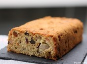 Cake aux poires, raisins et cardamome
