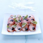Carpaccio de fraises au vinaigre balsamique et au basilic