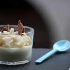 Mousse au chocolat blanc, petits dés de poires et croustillant au praliné